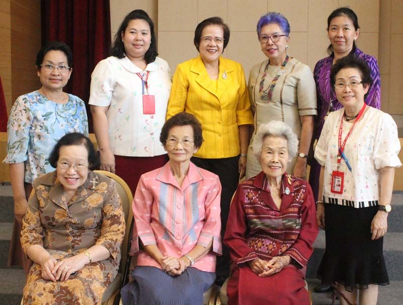 คณะอาจารย์โรงเรียนวัฒนาวิทยาลัย อ.พรรณมหา วุฒิวโรภาส, อ.สาลินี วีรเธียร, อ.วรรณดี คันธวงศ์, อ.สุดสงวน กลีบทอง, อ.วิไลวรรณ ฉิมแก้ว, อ.จิรพร รัตนสุนทรากุล, ลานทิพย์ ทวาทศิน, อ.ดารญา ตันตินีรนาท และ ดร.วิภาวดี  ชีวะผลาบูรณ์