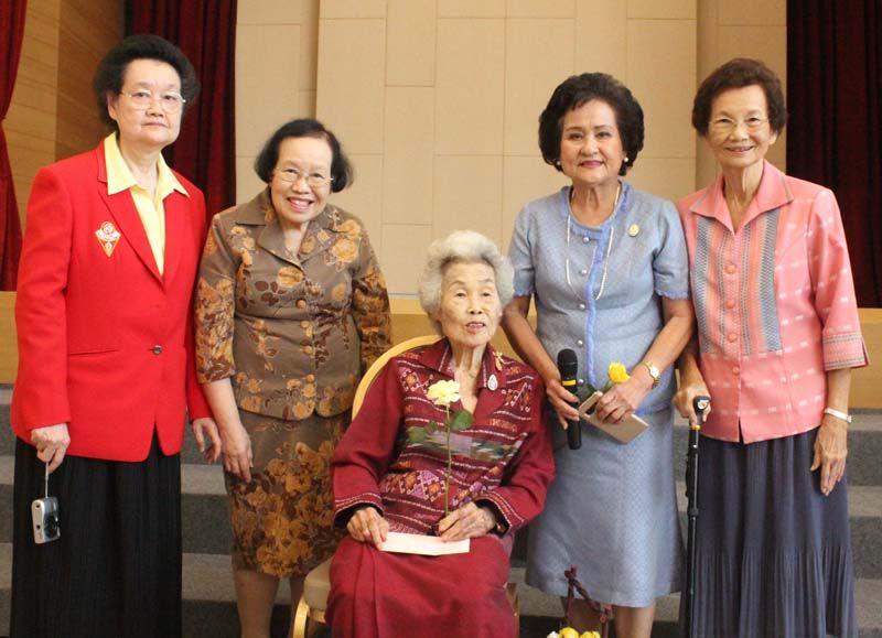 อ.วรรณดี คันธวงศ์ กับลูกศิษย์ บุษกร ณ บางช้าง, อ.พรรณมหา วุฒิวโรภาส, โสภาพิศ อหันทริก และ อ.สาลินี วีรเธียร