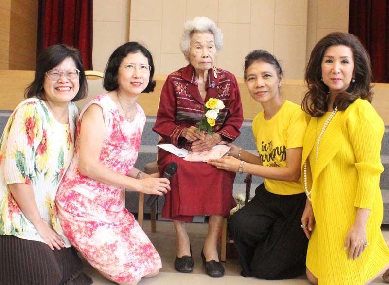 ศิษย์วัฒนา รุ่น 101 สุมาลี ศิริรัตนชัยกูล, ทพญ.มัลลิกา ลิมปิอนันต์ชัย, จุฑามาศ เดชเกตุ และ ชลลกา เก่งระดมยิง