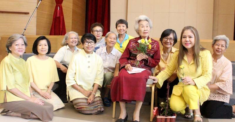 ศิษย์วัฒนา รุ่น 85 กับ รุ่น 86 ร่วมถายรูปกับ อ.วรรณดี คันธวงศ์