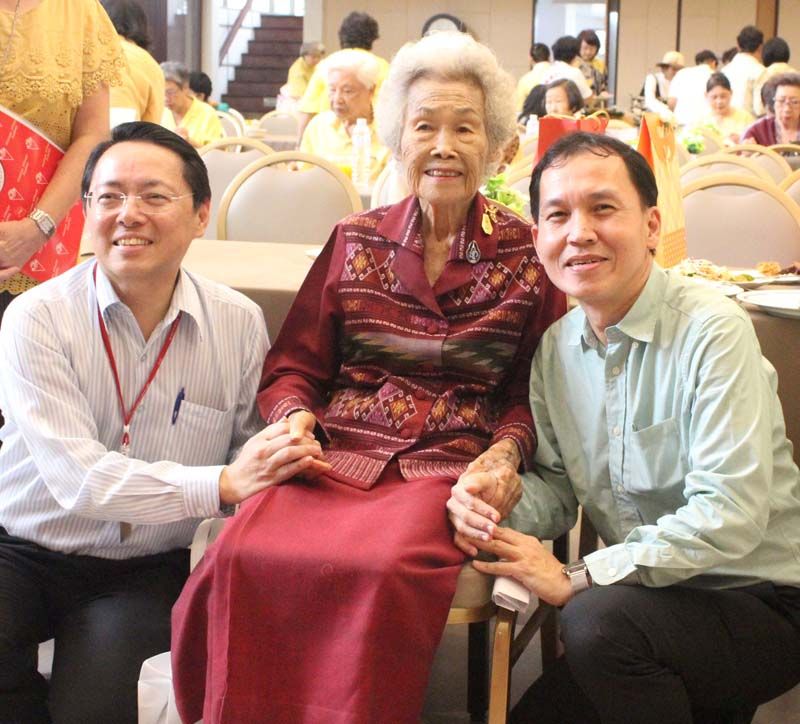 อ.วรรณดี คันธวงศ์, อ.สถิต สุกจงชัยพฤกษ์ และอ.สิริ จัง