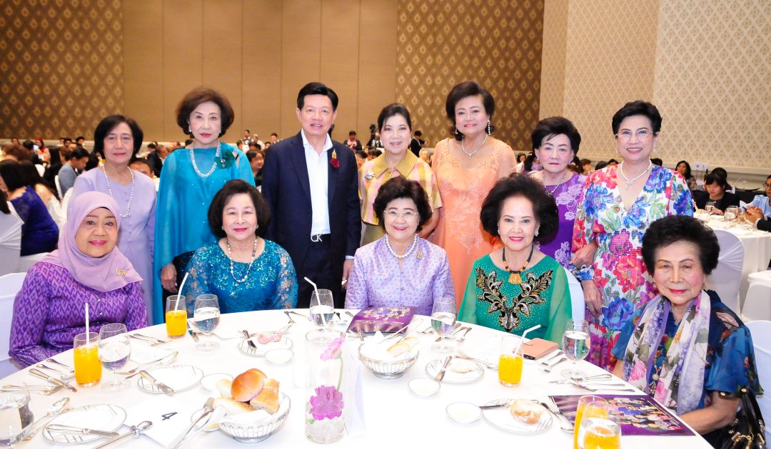 ศรีวรรณ สายฟ้า, ศ.กิตติคุณ ดร.ชนิตา รักษ์พลเมือง, ยุพา สุภอมรพันธุ์, เพ็ญพักตร์  ศรีทอง, พญ.สุวณี รักธรรม, ดร.ปัญจรัตน์ มังกรกนก, ทัศนีย์ ศัลย์วิวรรธน์,  พัชนี เธียรธวัช พล.ท.หญิงสุขุมาล เวศวงศ์ษาทิพย์ และ สมบัติ วัฒนไทย