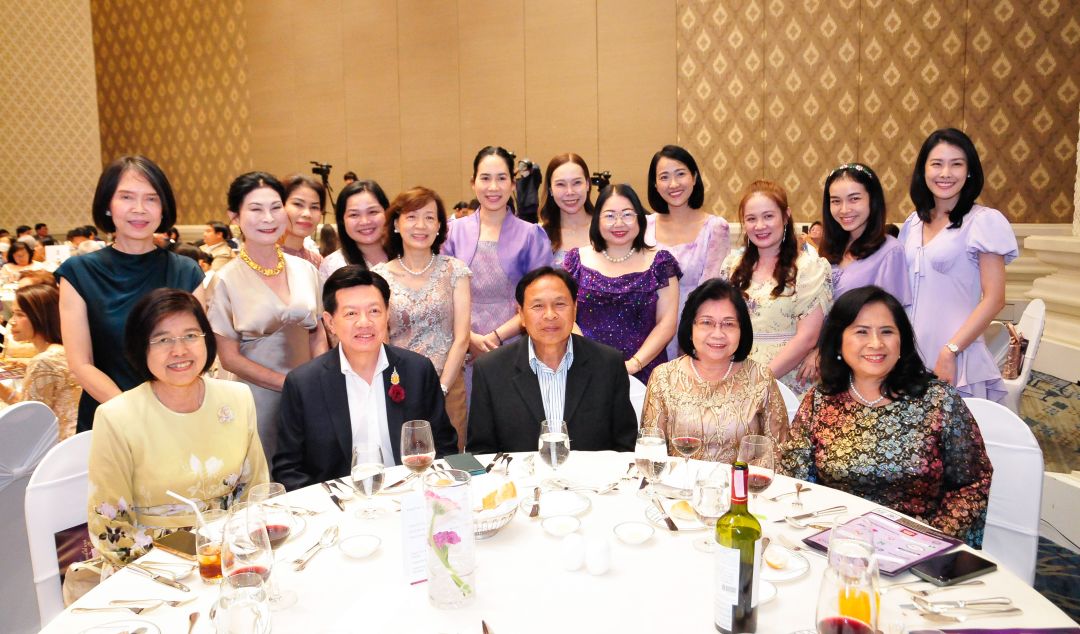 จิตรศิริ สนองชาติ นำ� ทีมเพื่อนร่วมรุ่น ร.ร.ศึกษานารีและน้องๆ พยาบาลสาวจากอาคารปิยมหาราชการุณย์ โรงพยาบาลศิริราช ม.มหิดลร่วมงาน