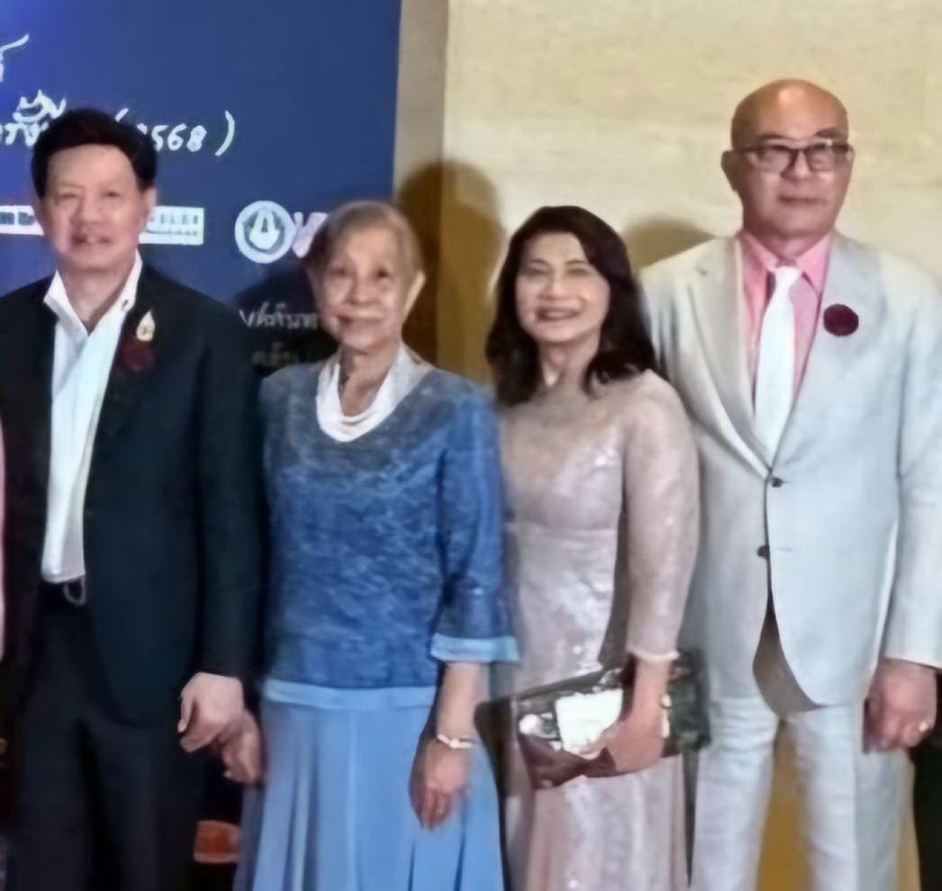 เบื้องหลังความส????ำเร็จ อ.สุรวัฒน์ ชมภูพงษ์,  ประอรพรรณ อยู่สถาพร, วิภารัตน์ ไชยานุกิจ, และ วิสูตร กาญจนปัญญาพงศ์