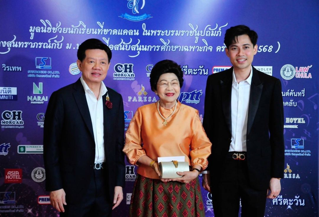 อ.สุรวัฒน์ ชมภูพงษ์ ประธาน ม.น.ข.และ จัตรตุพล ชมภูพงษ์ ต้อนรับ  ดร.มัทนา สานติวัตร อดีตอธิการบดีมหาวิทยาลัยกรุงเทพ