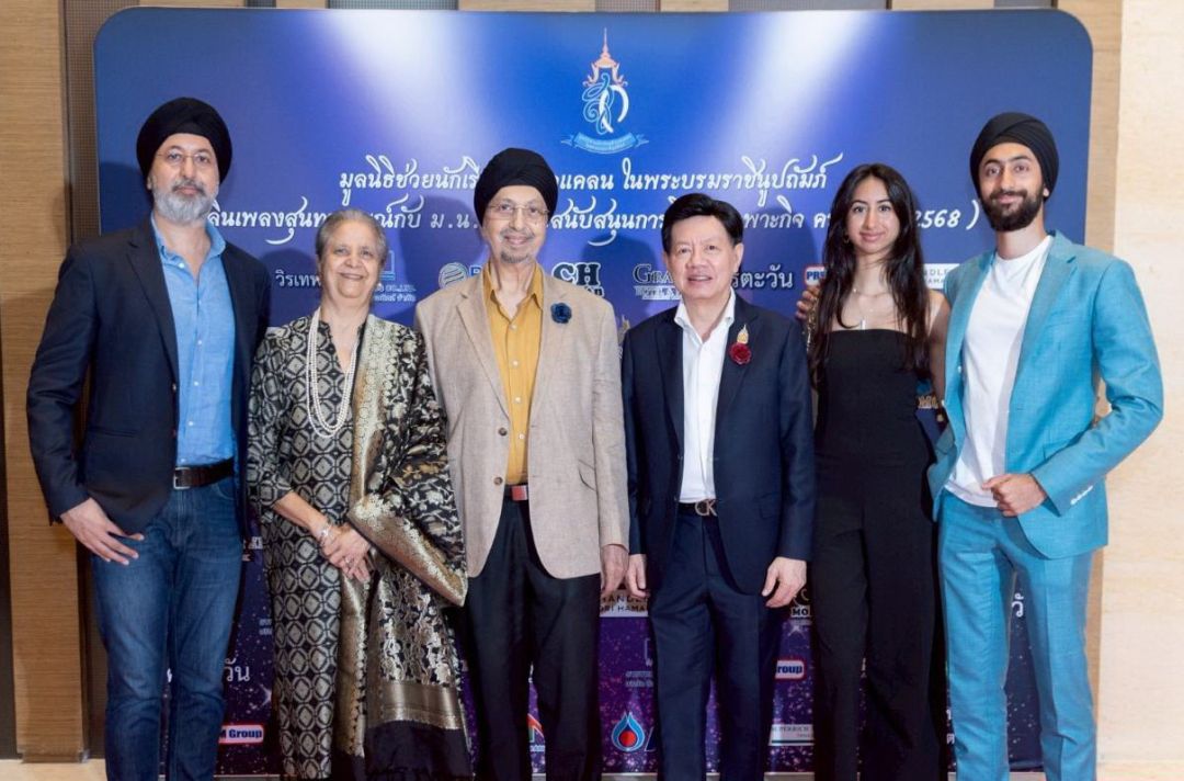 อ.สุรวัฒน์ ชมภูพงษ์ ต้อนรับ อมร กีรตินารัง ในฐานะนักร้องกิตติมศักดิ์ ขับร้องเพลง โอ้ยอดรัก โดยมีครอบครัวมาให้กำลังใจ