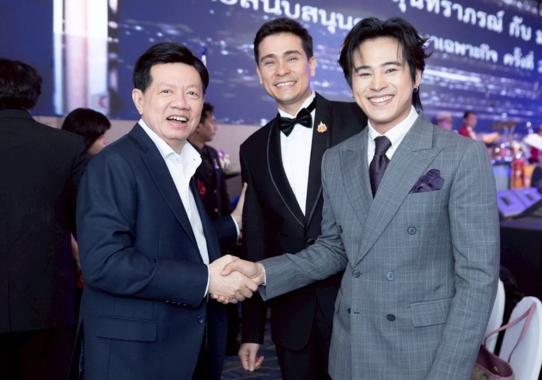 อ.สุรวัฒน์ ชมภูพงษ์ กับ 2 ศิลปินรับเชิญ วิรัช ศรีพงษ์ และ แบงค์-เฉลิมรัฐ จุลโลบล