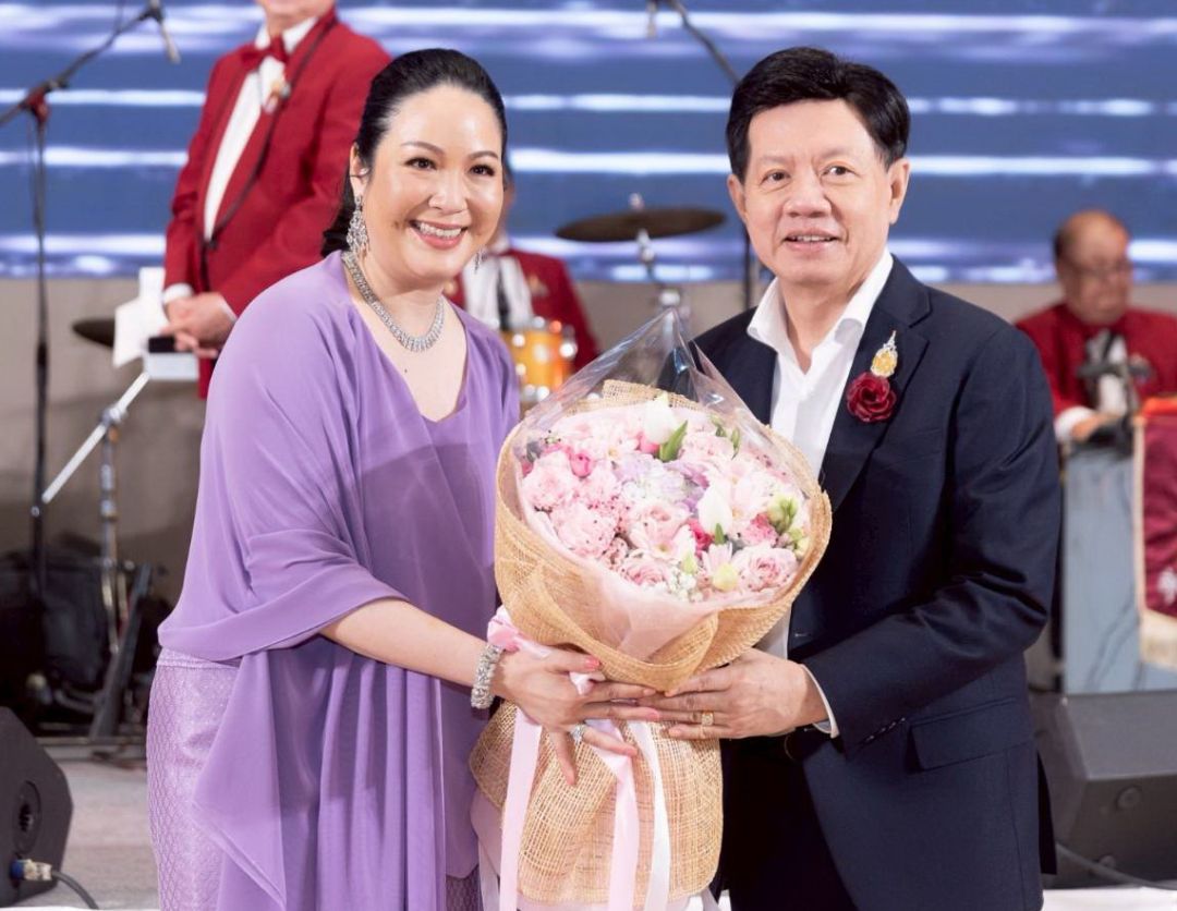 มอบดอกไม้ขอบคุณพิธีกรกิตติมศักดิ์ ไข่หวาน-อรอนงค์  เสนะวงศ์