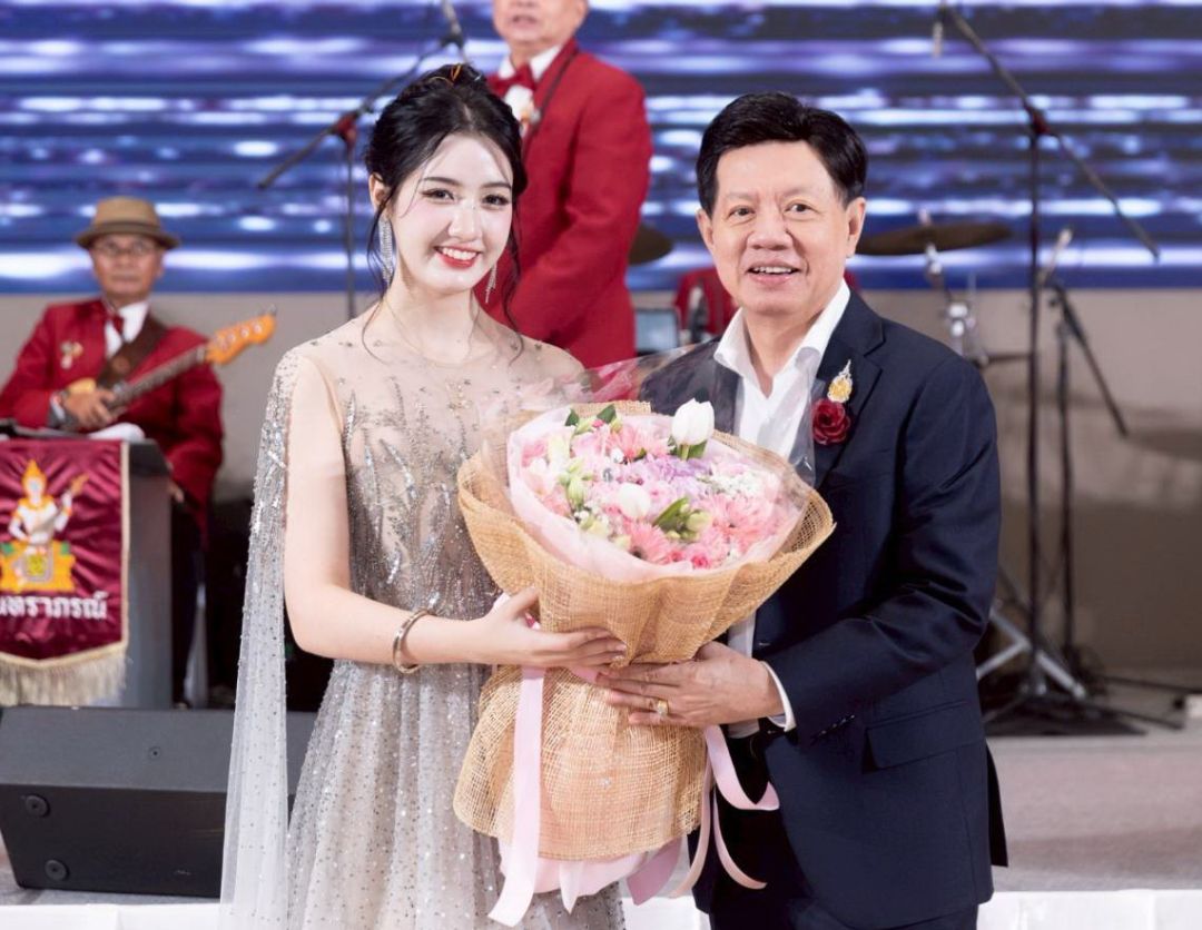 มอบดอกไม้ขอบคุณศิลปินรับเชิญคนเก่ง น้องอลิศ-ธนัชศลักษณ์ ฮัดสัน