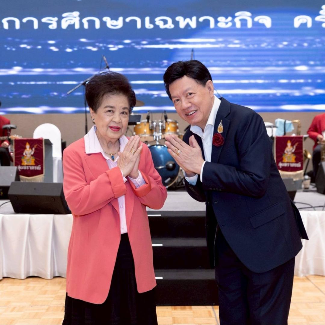 อ.สุรวัฒน์ ชมภูพงษ์ ต้อนรับ ศ.เกียรติคุณ พญ.สมศรี เผ่าสวัสดิ์ นายกแพทยสภา  ที่ให้เกียรติมาร่วมงาน