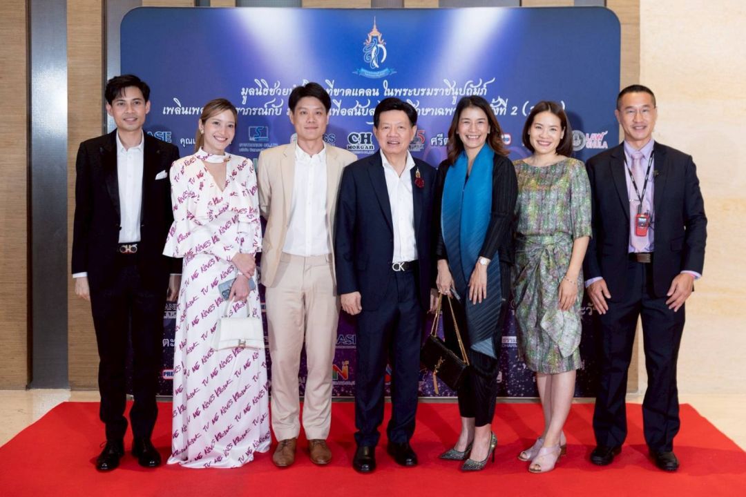 อ.สุรวัฒน์ ชมภูพงษ์ กับลูกๆหลานๆ ที่มาช่วยงาน จัตรตุพล ชมภูพงษ์, กุลวรินทร์ เพชรสังข์, พัฒธนะ เจริญเสถียรโชค, กมลชนก-สุทธหทัย ประเสริฐสม และ ดร.วรรัตน์ ตุลยานันท์