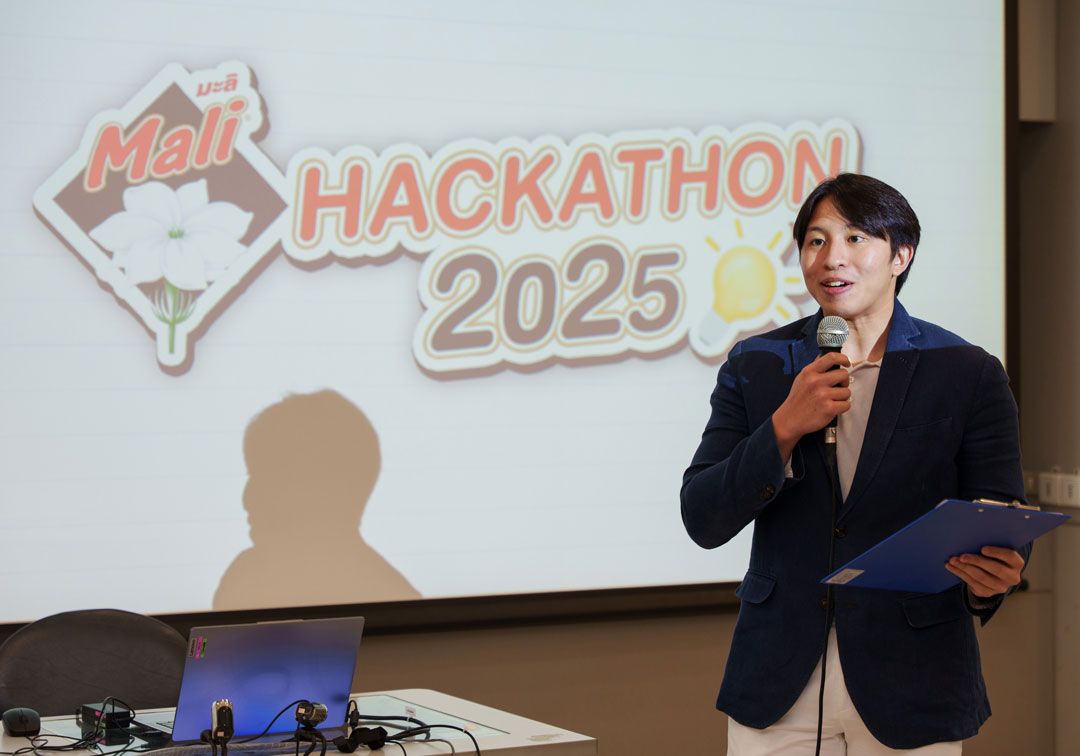 พิชญเทพ ยุกตะเสวี  รอง กก. ผจก.บจ.อุตสาหกรรมนมไทย กล่าวเปิดตัวโครงการ Mali Hackathon 2025