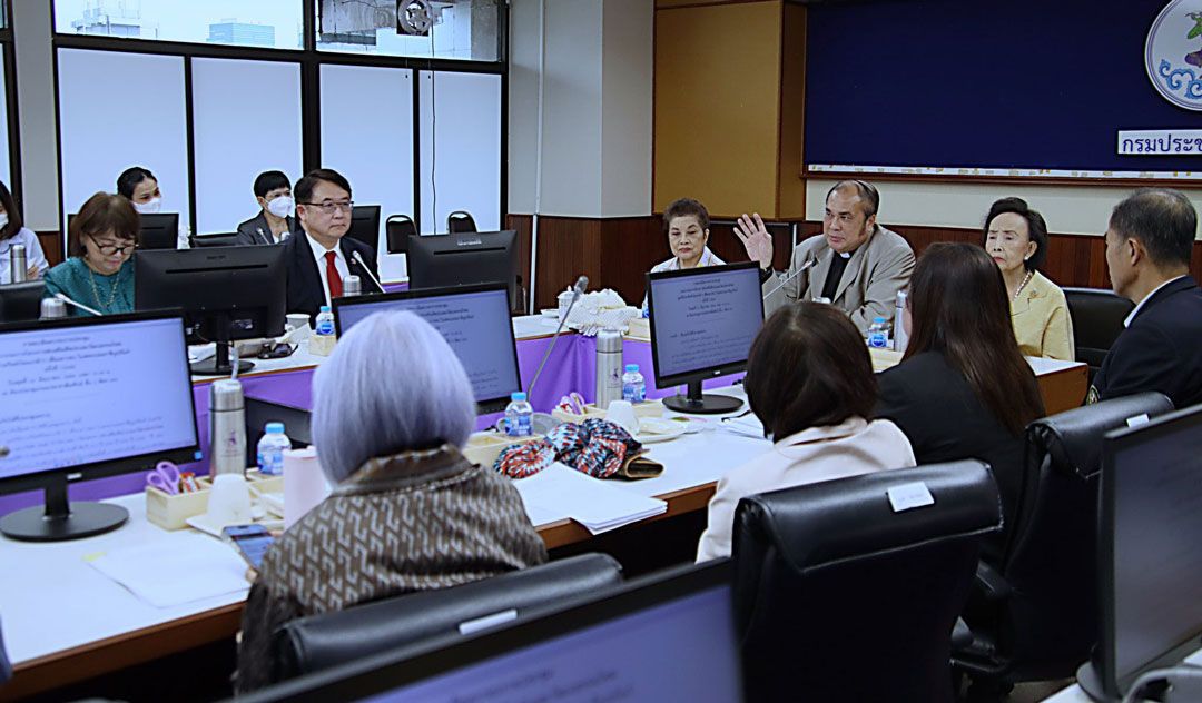 ผู้เข้าร่วมประชุม อาทิ ภราดา ดร.ศิริชัย ฟอนซีกา,ม.ร.ว.พร้อมฉัตร สวัสดิวัตน์,คุณหญิงแสงเดือน ณ นคร,ดร.พร
ชัย มงคลวนิช  
