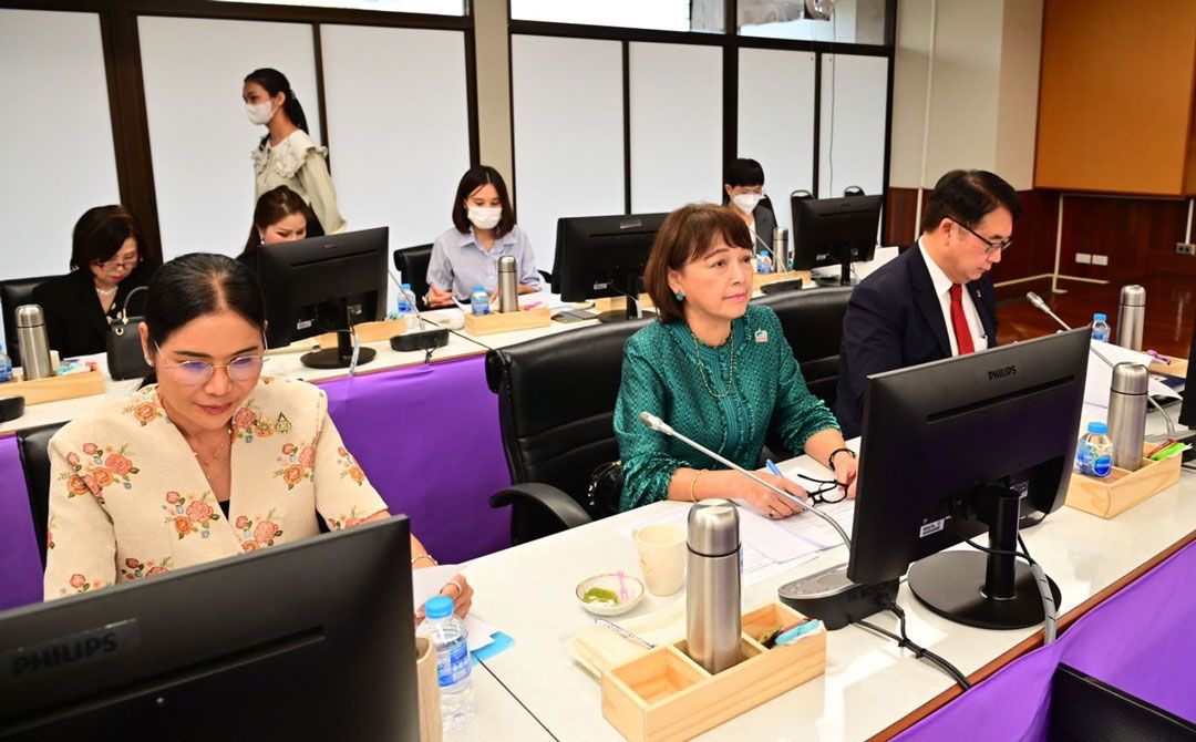 คณะ กก.เข้าร่วมประชุมโครงการฯ อาทิ ดร.พรชัย มงคลวนิช,กรรณภรณ์ วงศ์ปิยะกุล,เกษร แก้วทิพย์ อุปนายก
สมาคมภริยาอัยการ 
