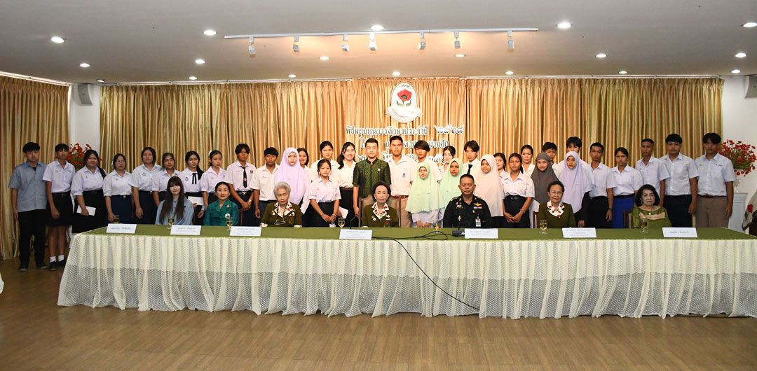 คุณหญิงแสงเดือน ณ นคร ประธาน กก.มูลนิธิฯ พร้อมด้วย คุณหญิงทรงสมร คชเสนี กก.จัดการและเหรัญญิก, ผศ.วรลักษณ์ สนิทวงศ์ ณ อยุธยา ประธานฝ่ายจัดทำดอกไม้,พล.ท.อัครภณ ทองสุทธิ์  รอง ผอ.องค์การสงเคราะห์ทหารผ่านศึก,ยุพาพร เอี่ยมลออ อุปนายกสมาคมแม่บ้านองค์การสงเคราะห์ทหารผ่านศึก และนักเรียนที่ได้รับทุนการศึกษาร่วมกันถ่ายภาพเป็นที่ระลึก