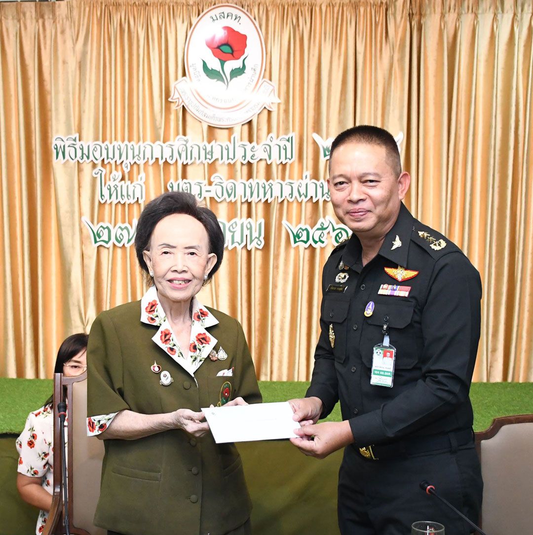 คุณหญิงแสงเดือน ณ นคร ประธาน กก.มูลนิธิฯ และ พล.ท.อัครภณ ทองสุทธิ์  รอง ผอ.องค์การสงเคราะห์ทหาร
ผ่านศึก
