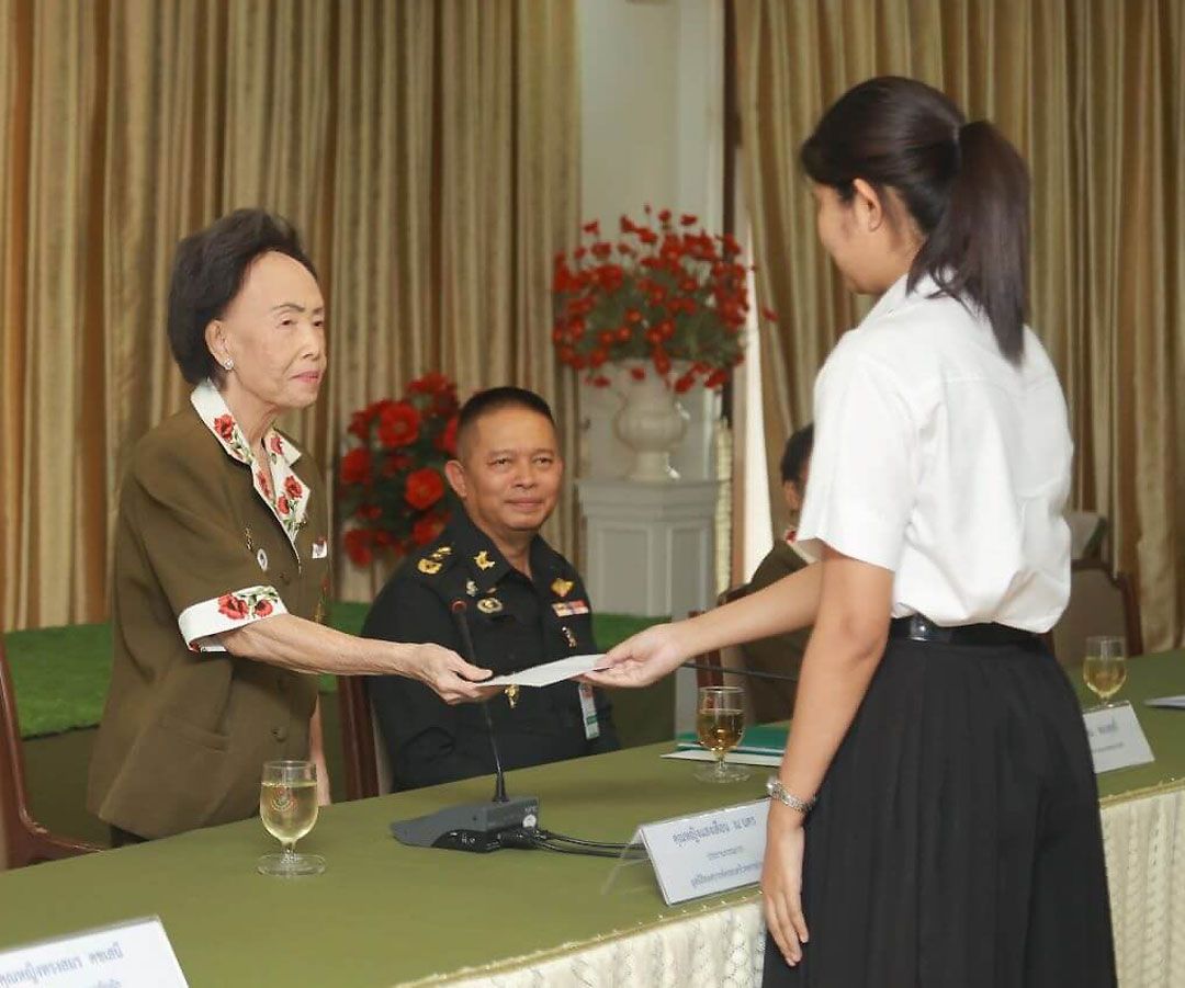 มอบทุนการศึกษาให้แก่ มูลนิธิสายใจไทย และมอบทุนการศึกษาประจำปีให้แก่บุตร-ธิดาทหารผ่านศึกที่เรียนดีแต่ขาดแคลนทุนทรัพย์ พร้อมทั้งมอบทุนนักเรียนเตรียมทหาร นักเรียนโรงเรียนจันทร์หุ่นบำเพ็ญ จำนวนทั้งสิ้น 176 ทุน
