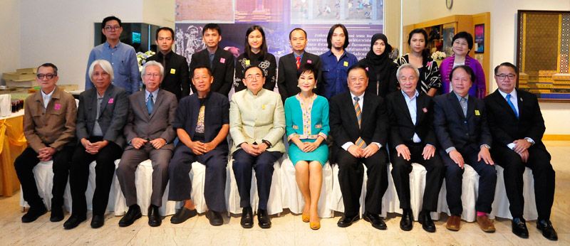 ผู้บริหารร่วมถ่ายภาพกับศิลปินที่นำผลงานมาร่วมจัดแสดง