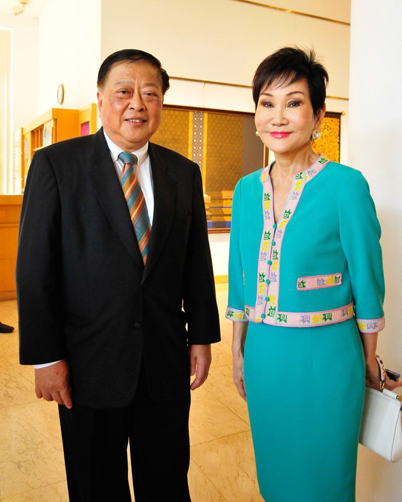 อภิชาต รมยะรูป กก.และเลขาธิการมูลนิธิบัวหลวง กับ คุณหญิงชดช้อย โสภณพนิช รองประธาน กก.บริหารหอศิลป์สมเด็จพระนางเจ้าฯ