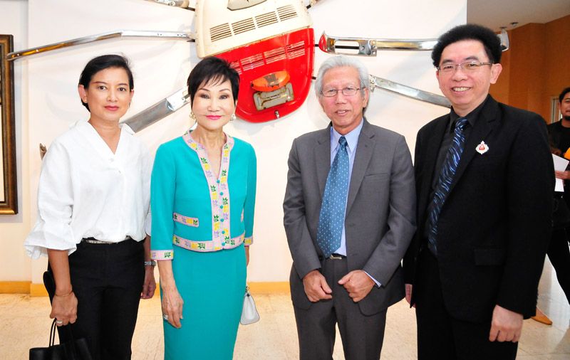  กนกวัลย์ โฆษิตพิพัฒน์, คุณหญิงชดช้อย โสภณพนิช, อ.วิโชค มุกดามณี และ ภูวเดช ยงมหาภากรณ์ 