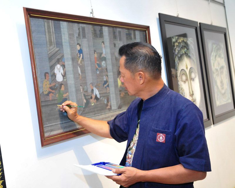 9.JPG อ.เฉลิมชัย โฆษิตพิพัฒน์ ซ่อมแซมผลงาน “มุมหนึ่งของชีวิต” ที่รับรางวัลจากการประกวดจิตรกรรม บัวหลวง เมื่อปี 2520 