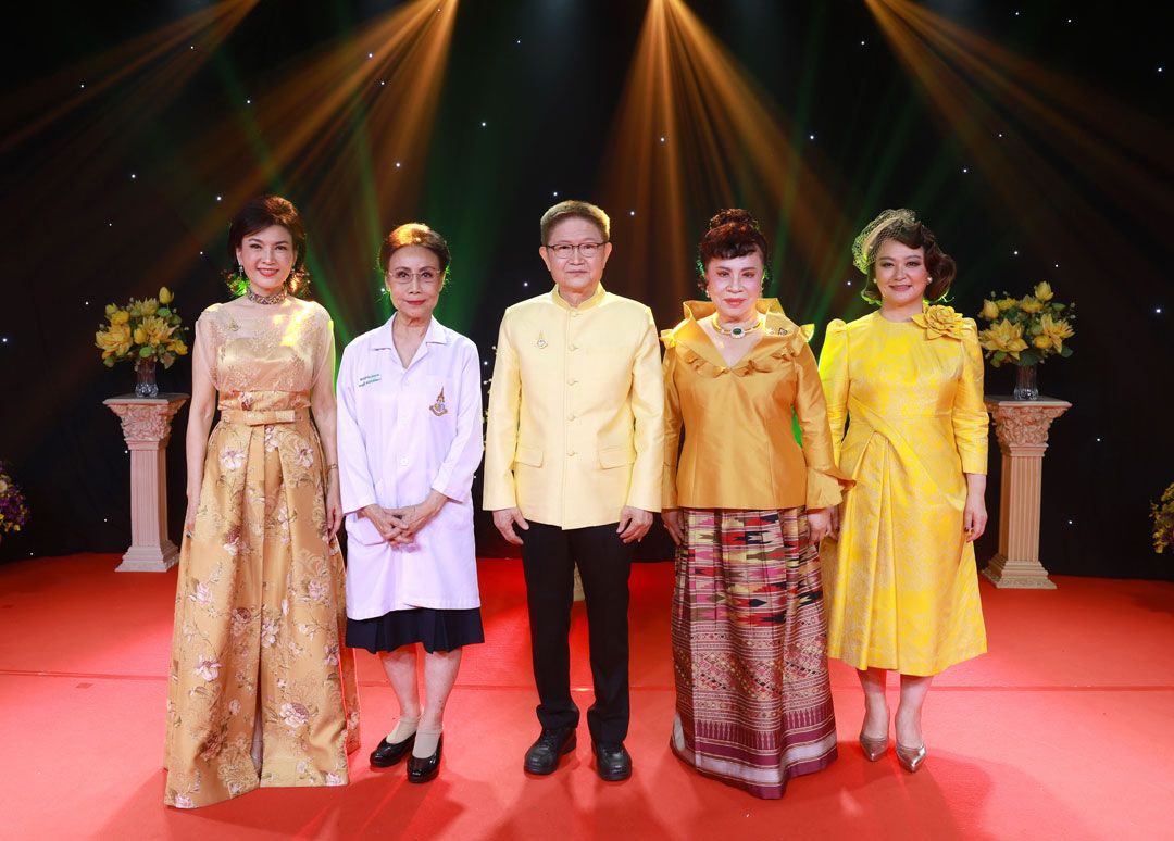 นักร้องกิตติมศักดิ์ แก้วเก้า เผอิญโชค ,สุขใจ พนิชศักดิ์พัฒนา เลขาธิการมูลนิธิฯ, ศ.เกียรติคุณ ดร.ศุภมาศ พนิช
ศักดิ์พัฒนา,ดร.ฉวิวรรณ ปูรานิธี  และ สุเนตร คุณานันทกุล กรรมการและศรัทธาสัมพันธ์ มูลนิธิฯ 
