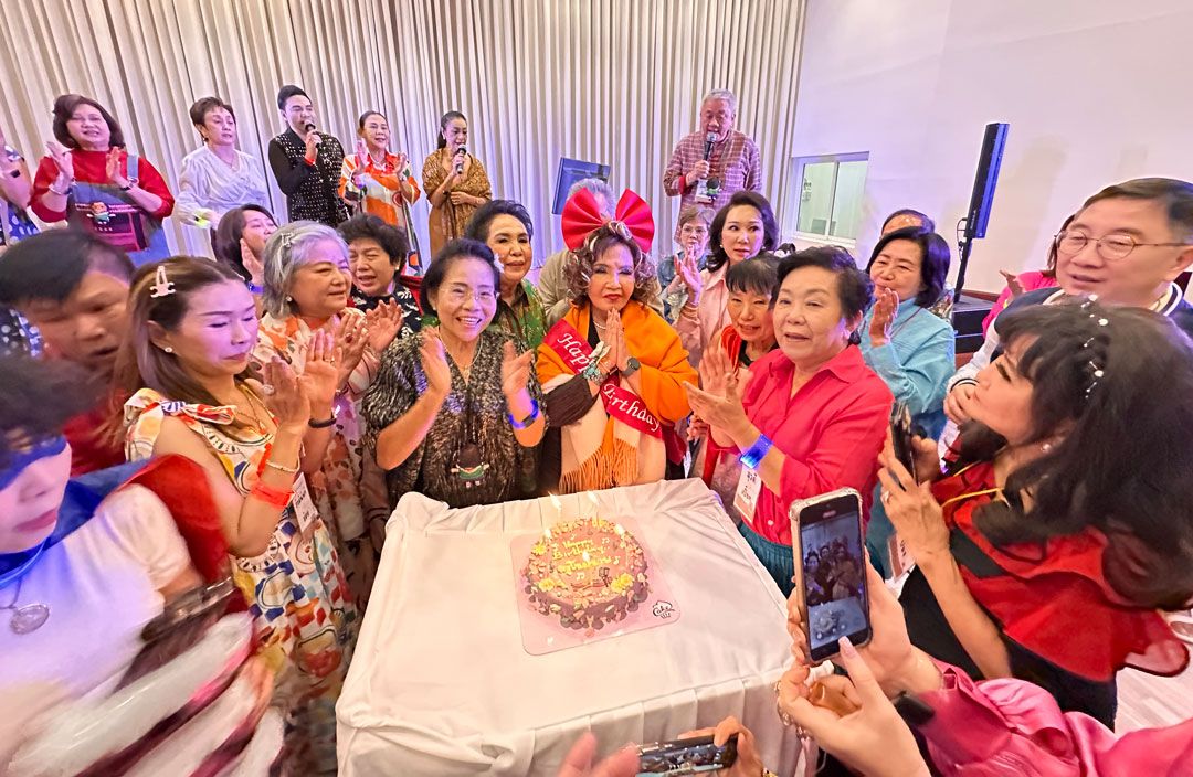 นักเรียนเซอร์ไพรส์มอบขนมเค้กอวยพรวันคล้ายวันเกิดครบ 72 ปี ครูโฉมฉาย 19 กรกฎาคม 2568  