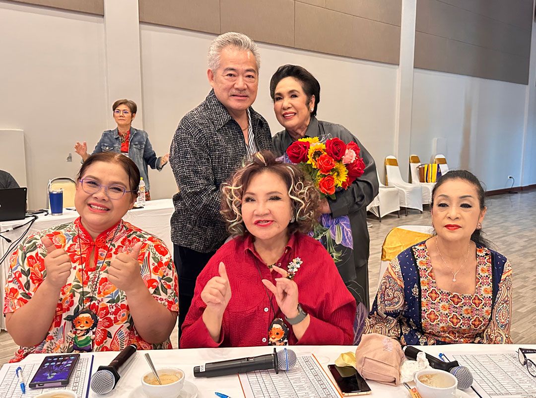 คุณครูทั้งสามท่าน เป็นคอมเมนเตเตอร์ให้คำแนะนำแก่ลูกศิษย์ทุกคนที่ขึ้นแสดงบนเวที 