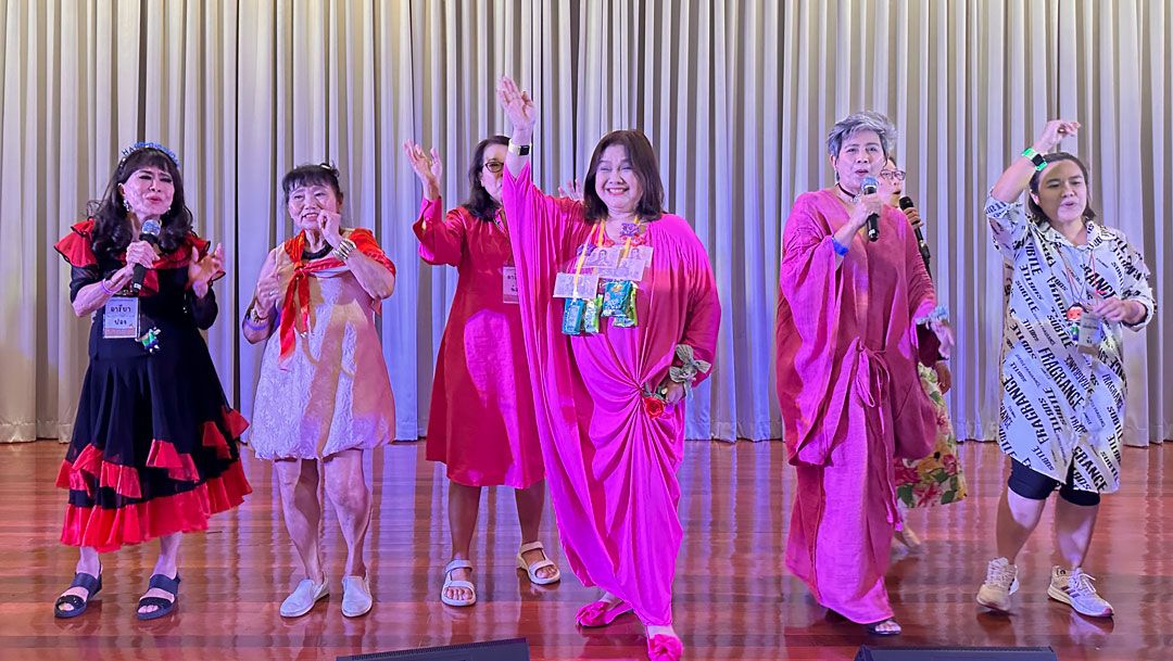 สนุกกับเสียงเพลงทรงพลังจากครูเจี๊ยบ นนทิยา โบกมือทักทายอย่างสวยๆ  พร้อมหางเครื่องหน้าคุ้นๆ 