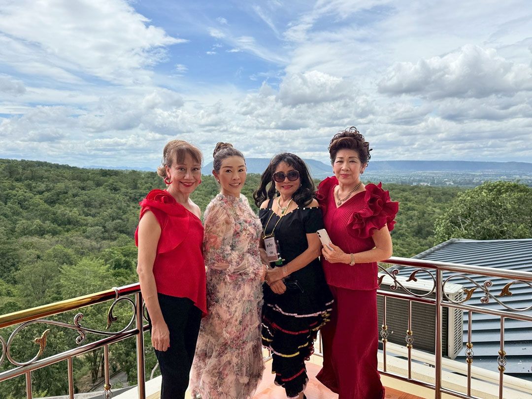 สาวสวยชื่นชมบรรยากาศวิวเขากับท้องฟ้า  สร้างความสุขแก่ผู้มาเยือน