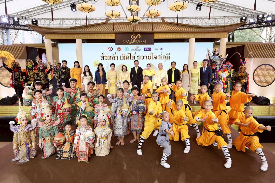 พิธีเปิดงาน ทั่วหล้า เทิดไท้ ถวายใจสดุดี โดย จักรพล ตั้งสุทธิธรรม ผู้ช่วยรัฐมนตรีประจำกระทรวงการท่องเที่ยวและกีฬา และโฆษกกระทรวงฯ ประธานเปิดงาน ร่วมด้วย ดร.ลาลีวรรณ กาญจนจารี,จ้าว ซิน,ฐาปนีย์ เกียรติไพบูลย์ ,พาสินี ลิ่มอติ
บูลย์ ,อินทิรา จิตรานุเคราะห์,ผู้บริหารสมาคมการค้าและอุตสาหกรรมไทย-จีน ร่วมงาน

