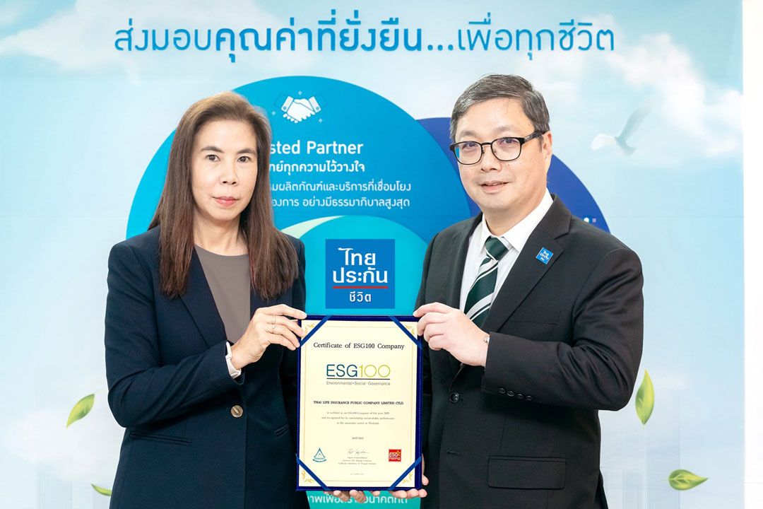 นายเคียน ฮิน ลิม ผู้จัดการใหญ่ บริษัท ไทยประกันชีวิต จำกัด (มหาชน) (TLI) รับมอบประกาศนียบัตร ESG100 Company ในฐานะบริษัทที่มีการดำเนินงานโดดเด่นด้านสิ่งแวดล้อม สังคมและธรรมาภิบาล ประจำปี 2568 จากนางสาววีรญา ปรียาพันธ์ กรรมการและผู้อำนวยการประชาคมการเปิดเผยข้อมูลความยั่งยืน สถาบันไทยพัฒน์ ณ สำนักงานใหญ่ บริษัท ไทยประกันชีวิต จำกัด (มหาชน) ถนนรัชดาภิเษก กรุงเทพฯ