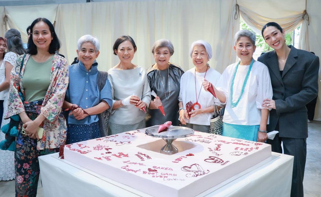 เกษสุดา ไรวา และ ปรมา ไรวา ต้อนรับแขกผู้มาร่วมงาน