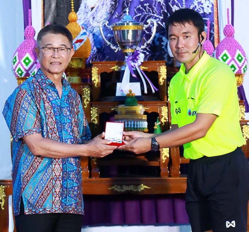 วรวิทย์ ศุภโชคชัย นายกเทศมนตรีนครระยอง มอบเหรียญเกียรติยศ รางวัลผู้ตัดสินทรงเกียรติได้แก่ ภูมิรินทร์ คำรื่น