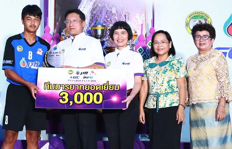 รับรางวัลทีมมารยาทยอดเยี่ยมจาก สุธน ซื่อประเสริฐ ปลัดเทศบาลนครระยอง มี บุปผาพรรณพานทอง, ผ่องศรี ปิยะตาตัง, สุนิสา ร่มรื่นร่วมถ่ายภาพ