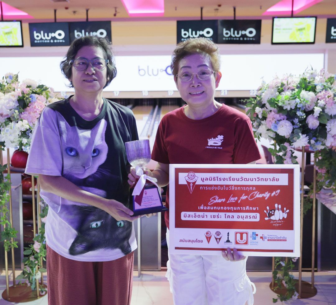 ตัวแทนรับรางวัลชนะเลิศชาย จาก ดร.วิภาวดี ชีวะผลาบูรณ์