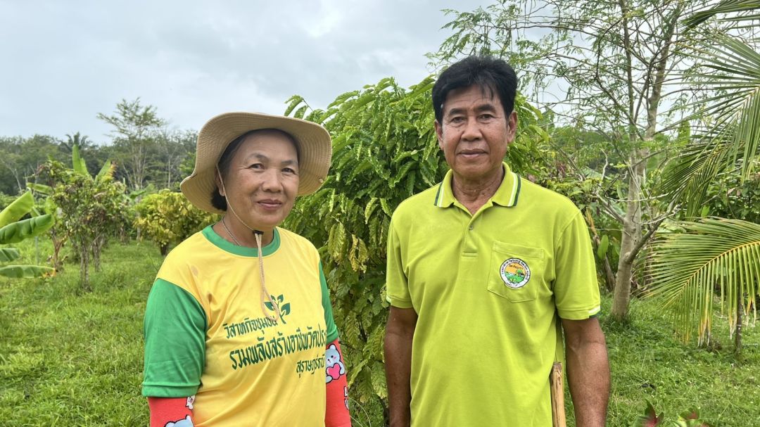 พูนสุข  แก้วสกุล สมาชิก วิสาหกิจชุมชนฯ และประสาน  อาวุธ ประธาน วิสาหกิจชุมชนฯ อ.ท่าฉาง จ. สุราษฎร์ธานี