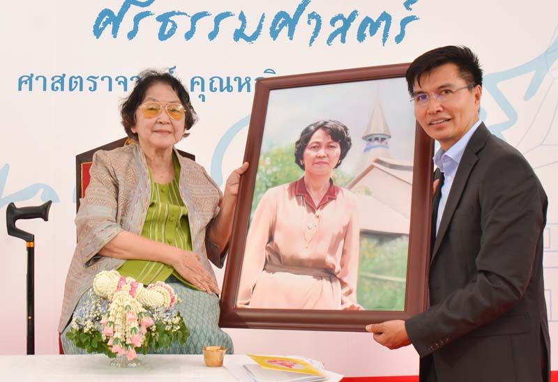 รศ.ดร.พิภพ อุดร คณบดีคณะพาณิชยศาสตร์และการบัญชี มธ.
มอบของที่ระลึก