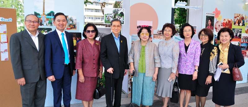 ศ.คุณหญิงนงเยาว์ ชัยเสรี ท่ามกลางความรักความผูกพันของ วินิจ ศิลามงคล, จักรกฤศฎิ์ พาราพันธกุล, ผศ.อรสา วีระประดิษฐ์, ศ.วิโรจน์ เลาหะพันธุ์, รศ.อัญชลี พิพัฒนเสริญ, ศ.ดร.ศิริลักษณ์ โรจนกิจอำนวย,
ญาใจ พัฒนสุขวสันต์ และ รศ.เกศินี วิฑูรชาติ ร่วมกราบอวยพร