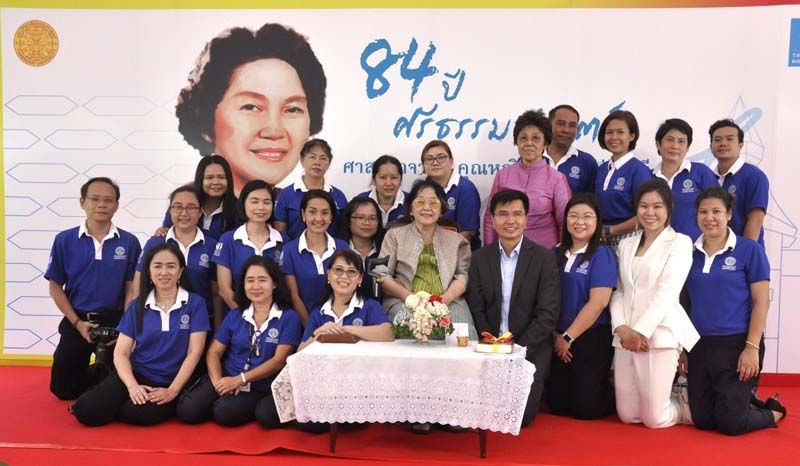รศ.ดร.พิภพ อุดร คณบดี คณะพาณิชย์ฯ มธ. นำทีมอาจารย์ และเจ้าหน้าที่คณะฯ พร้อมด้วย ผศ.ศุภลักษณ์ เลิศแก้วศรี กราบอวยพร