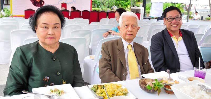 รศ.สุมนา อยู่โพธิ์, ศ.พิเศษ นรนิติ เศรษฐบุตร นายกสภามหาวิทยาลัยธรรมศาสตร์ และ รศ.ดร.อนุชาติ พวงสำลี คณบดีคณะวิทยาการเรียนรู้และศึกษาศาสตร์