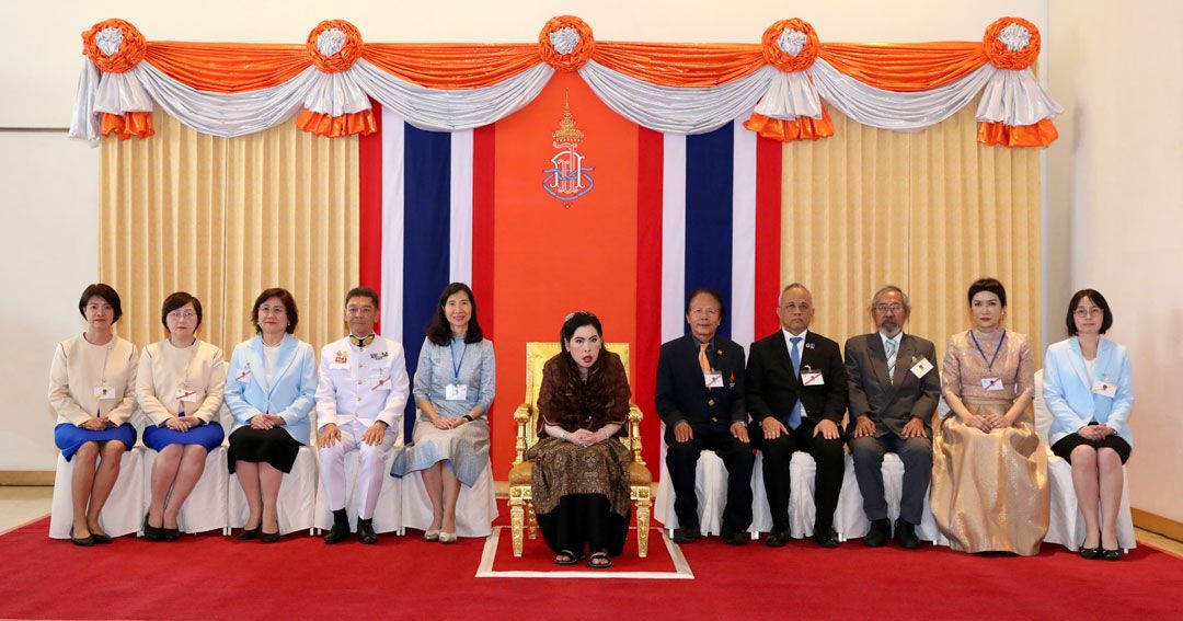 สมเด็จเจ้าฟ้าฯ กรมพระศรีสวางควัฒน วรขัตติยราชนารี ฉายพระรูปร่วมกับคณะกรรมการมูลนิธิบัวหลวง