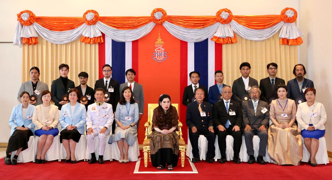 ฉายพระรูปร่วมกับคณะกรรมการตัดสินจิตรกรรมบัวหลวงและผู้ได้รับพระราชทานรางวัลชนะเลิศการประกวดฯ