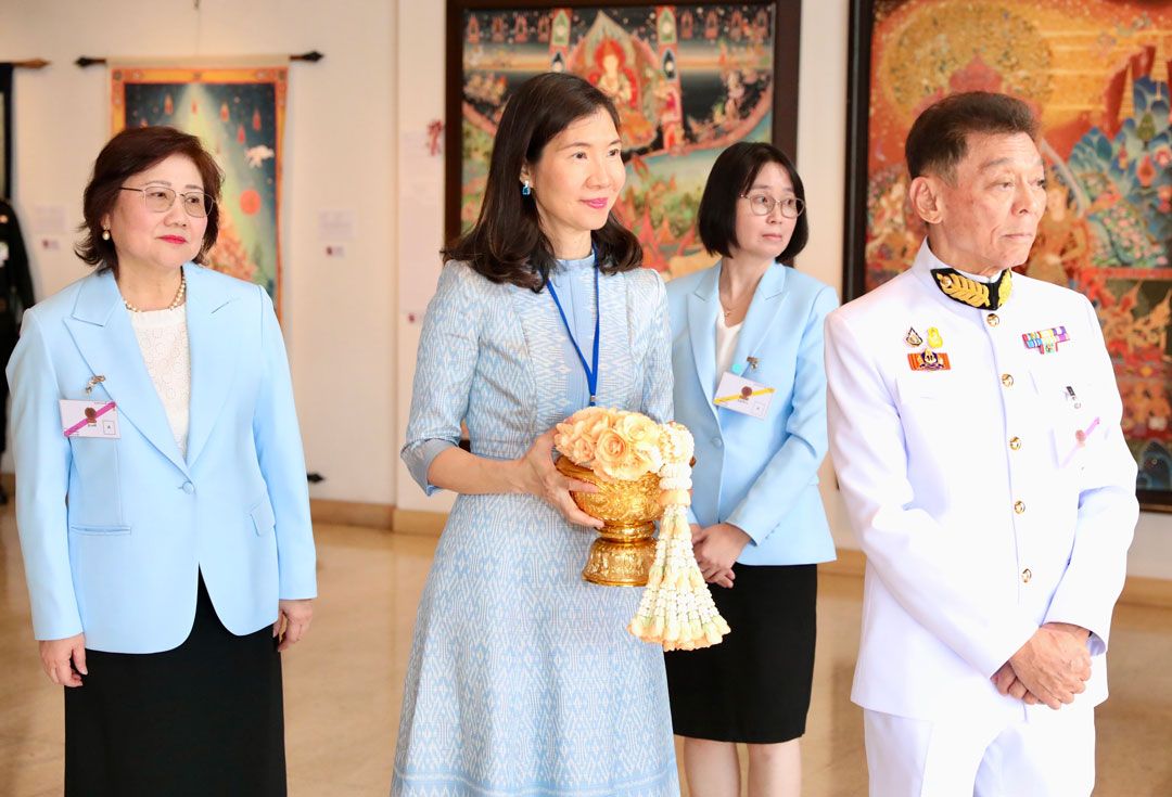 รับเสด็จ ณินทิรา โสภณพนิช กก.บริหารหอศิลป์สมเด็จพระนางเจ้าสิริกิติ์ ฯ,วิทิต ลีนุตพงษ์ กก.มูลนิธิบัวหลวง 
และ สุภัททา สังสิทธิ กก.บริหารและ ผอ.หอศิลป์ฯ
