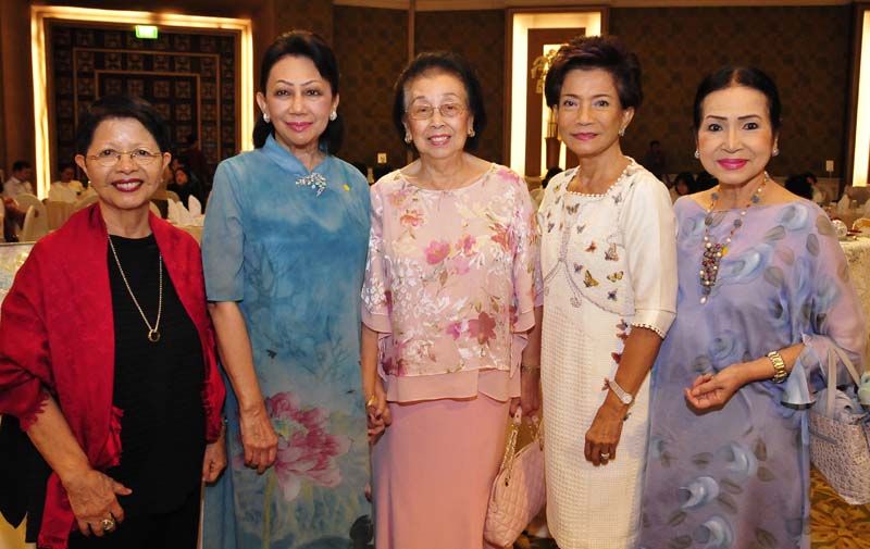 ประธานเปิดงาน ผ่องลักษณ์ ประศาสน์วินิจฉัย พร้อมด้วย คุณหญิงสุภรณ์ วิจิตรานุช, 
สุชาดา สุทธิสารรณกร, จิตรา ประทีปะเสน และ ยิ่งวรรณ วงศ์รัตน์