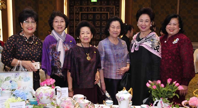 สุจินตนา ชลวิจารณ์ และ สุกัญญา ตันตราธิวุฒิ กับผลงานมีเพื่อนๆ มาร่วมมาให้กำลังใจ