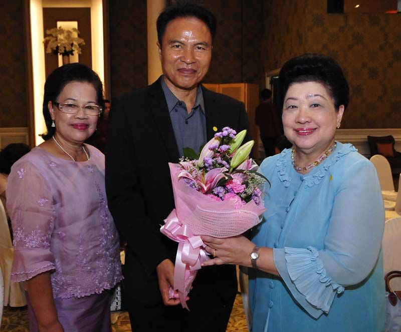 อ.สมาน คลังจัตุรัส มอบดอกไม้ยินดีกับ เดือนฉาย คอมันตร์