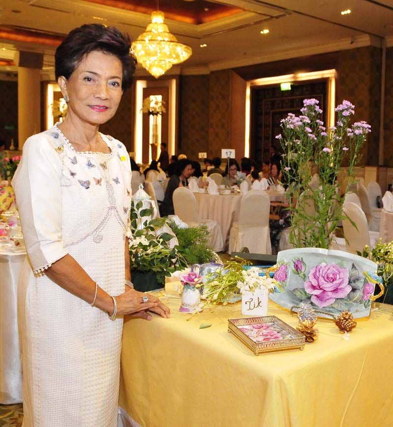คุณหญิงสุภรณ์ วิจิตรานุช

“ผลงานชุดนี้ได้แรงบันดาลใจมาจากดอกม่วง
เทพรัตน์ ดอกไม้สีม่วงอมฟ้ารูปร่างคล้ายดาว
เป็นดอกไม้พระราชทานจากสมเด็จพระเทพ
รัตนราชสุดาฯ สยามบรมราชกุมารี เนื่องใน
วันคล้ายวันพระราชสมภพ พระชนมพรรษาครบ 55 พรรษา โดยตนได้ชื่นชอบการวาดภาพบนกระเบื้องเคลือบมากว่า 30 ปี
แล้ว รู้สึกดีใจที่ได้เป็นส่วนหนึ่งของกิจกรรมสาธารณกุศลในครั้งนี้”