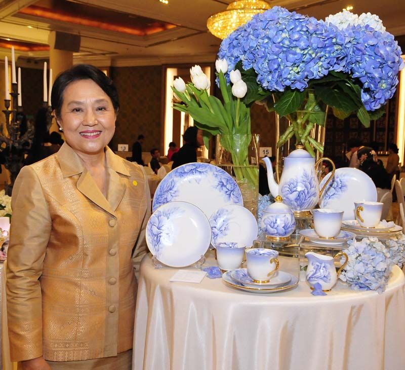 ชนิดา สุวรรณเพ็ญ

“ผลงานในชุดนี้ชื่อ “พุทธรักษา” เป็นดอกไม้ไทยพุทธรักษาชนิดต่างๆ ในชุดชาตะวันตก เป็นสีฟ้า-ขาว ซึ่งเป็นสีที่นิยมในสมัยนั้น ได้ทำ
ขึ้นมาในปี 1996 โดยผลงานชุดนี้มีทั้งหมด 16 ชิ้น ใช้เทคนิค SOFT TECHNIQUE ตอนทำเซตชาชุดนี้ได้โจทย์มาให้ทำเกี่ยวกับความเป็นไทย จึงรังสรรค์ผลงานชุดนี้ขึ้นมา ในฐานะประธานชมรมฯ รู้สึกดีใจที่ได้เป็นส่วนหนึ่งของกิจกรรมเพื่อการกุศล”