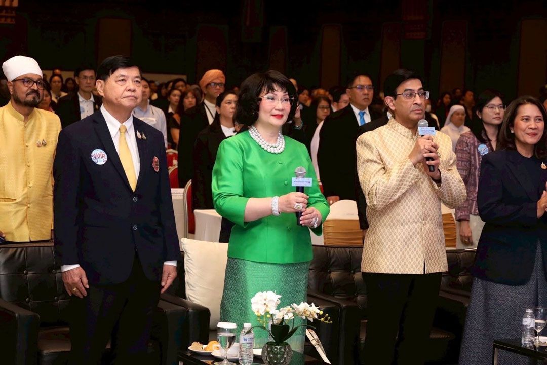 คุณหญิงปัทมา ลีสวัสดิ์ตระกูล ประธานกรรมการศูนย์คุณธรรม ,รศ.นพ.สุริยเดว ทรีปาตี ผู้อำนวยการศูนย์คุณ
ธรรม พร้อมคณะผู้บริหาร
